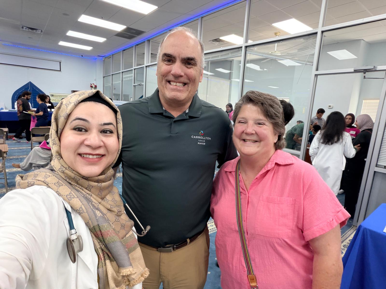 Dr. Rizvi with Mayor Steve Babick of Carrollton and his wife Ms. Peggy at the May 16, 2026 community health fair