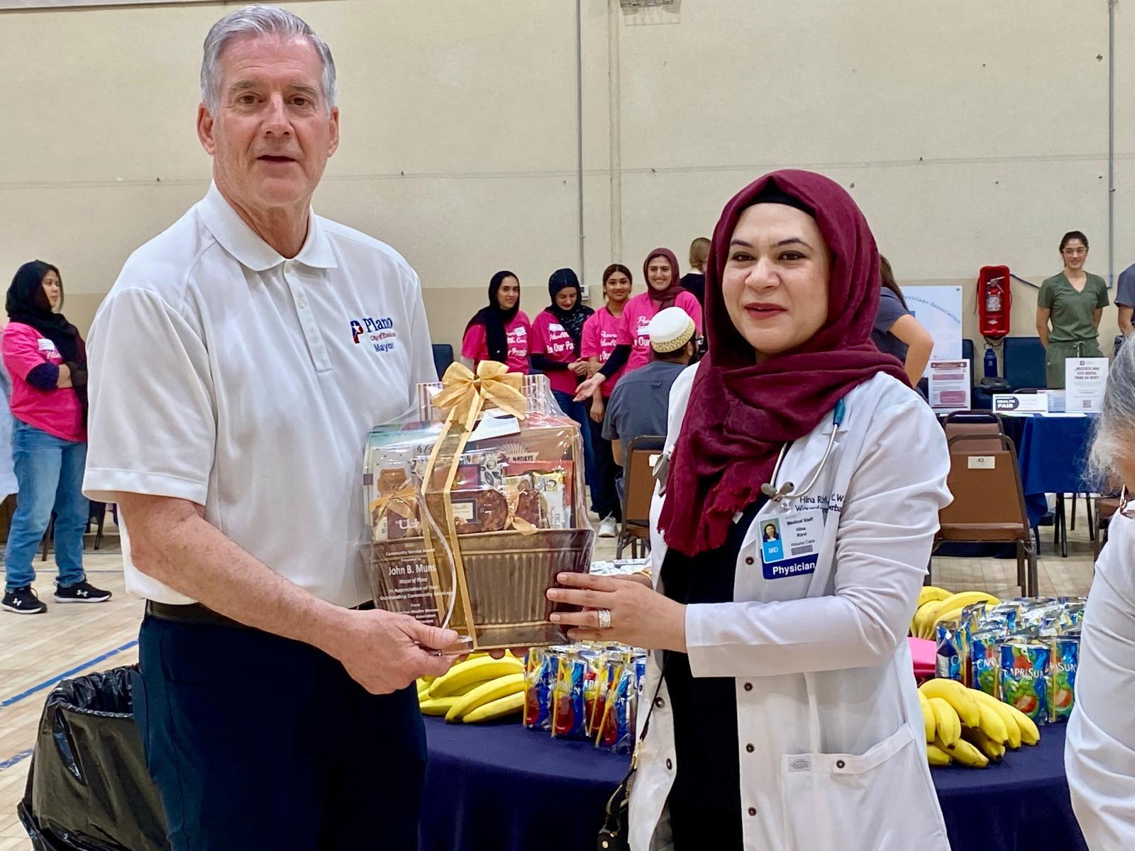 Mayor John B. Muns of Plano presenting Dr. Rizvi with a Community Service Award at the October 11, 2025 health fair